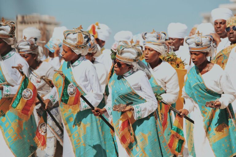 Festival cultural tradicional com dançarinos em Moçambique