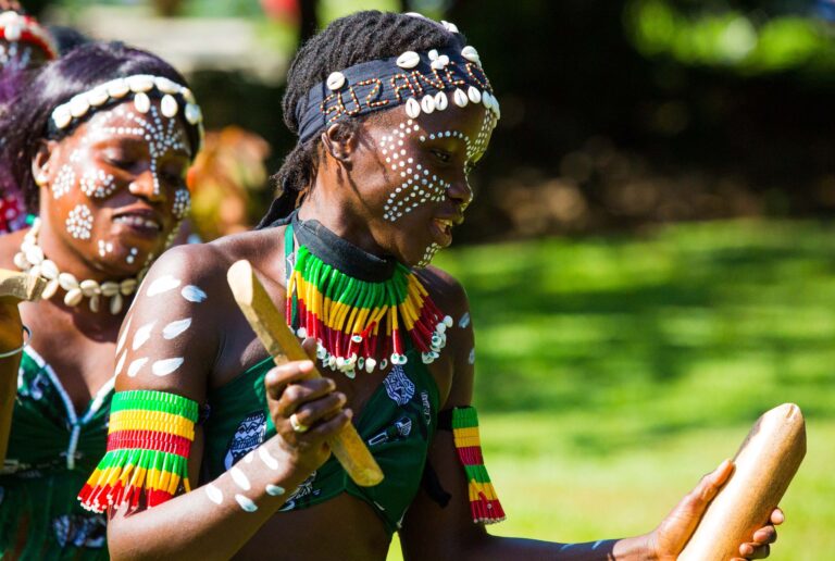 Festival cultural tradicional ao ar livre em Mocambique