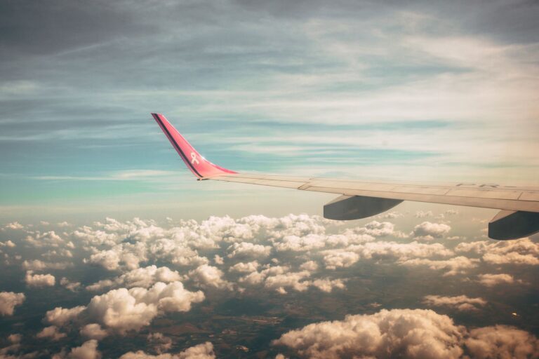 Aviao comercial em voo sobre a costa e arquipelago em Mocambique