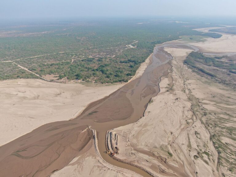 Vista panoramica da savana e montanhas no Parque Nacional da Gorongosa em Mocambique