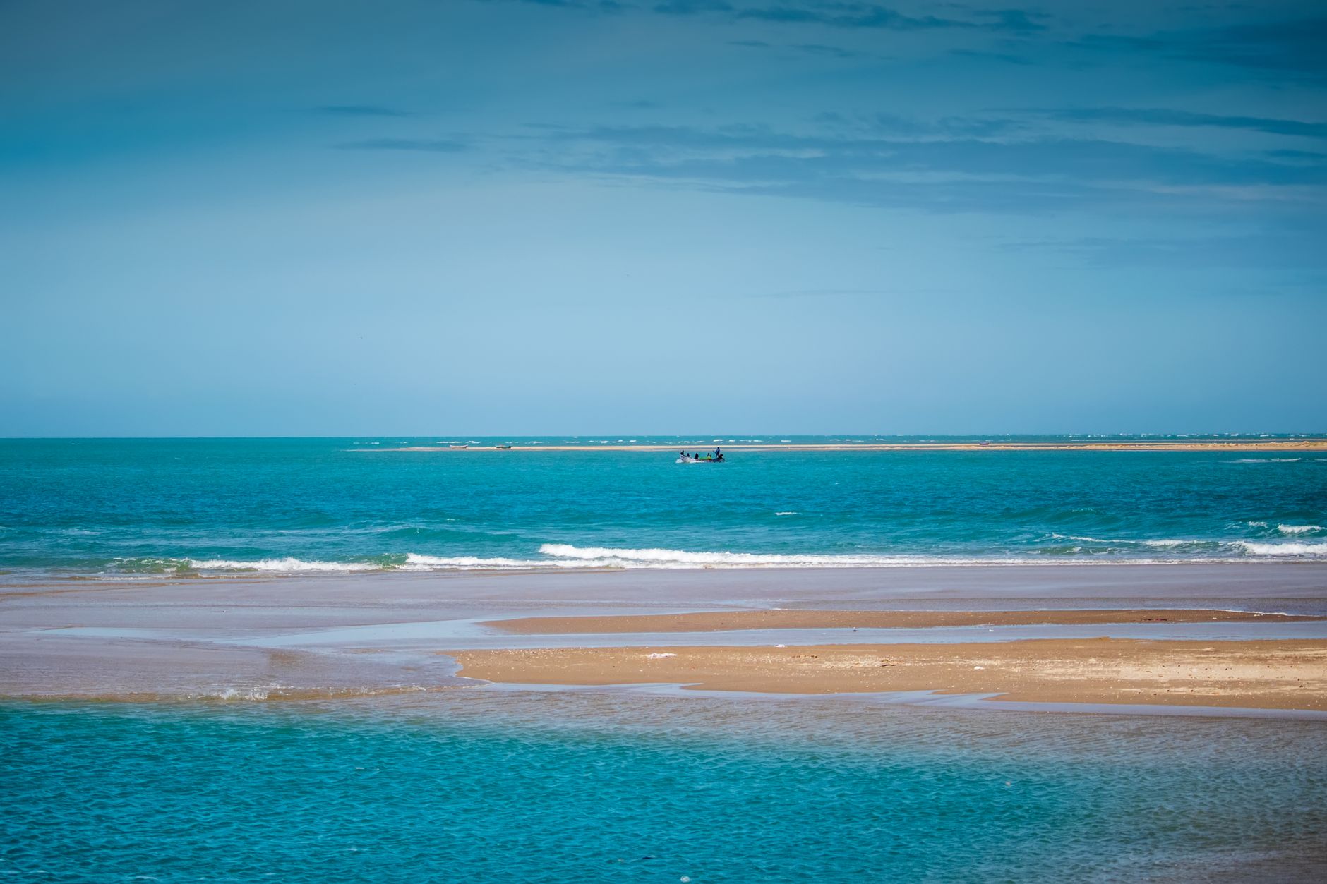 Vista panoramica da costa de Inhambane com coqueiros e mar azul em Mocambique