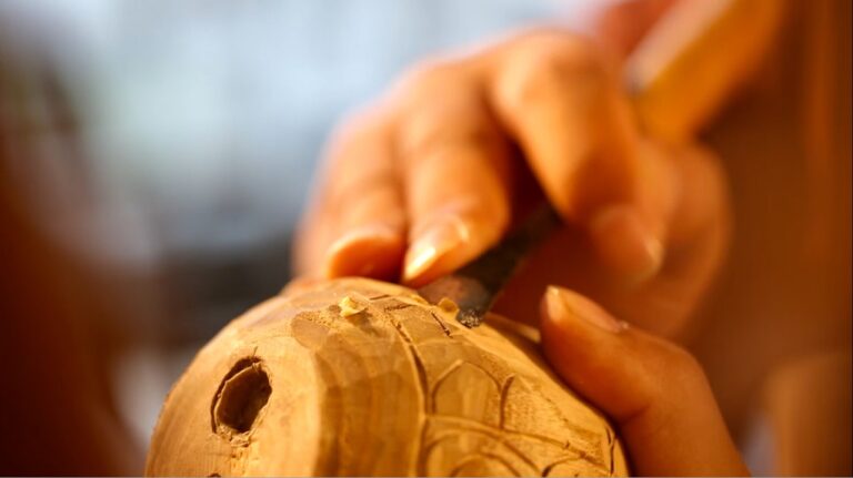 Artesao mocambicano a esculpir madeira em Mocambique