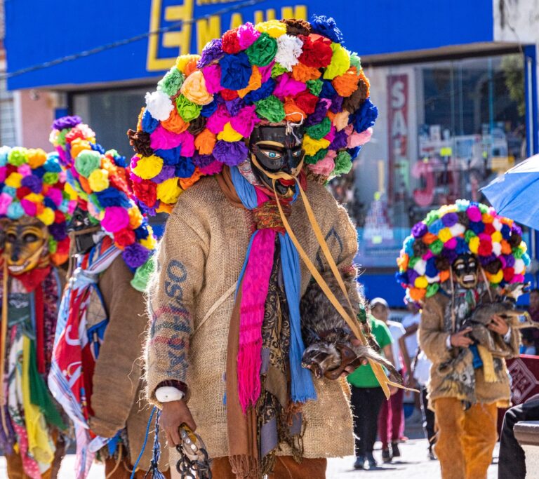 Homem a usar uma máscara tradicional de Mapiko em Moçambique