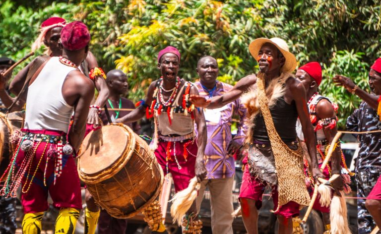 Homem a usar uma máscara tradicional de madeira do Mapiko em Moçambique