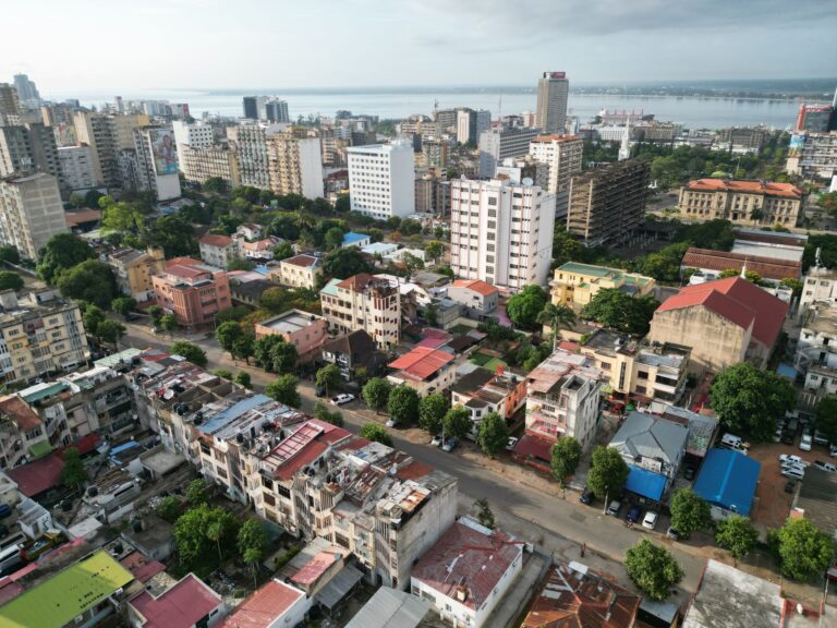 Mala de viagem aberta preparada para uma aventura turistica em Mocambique