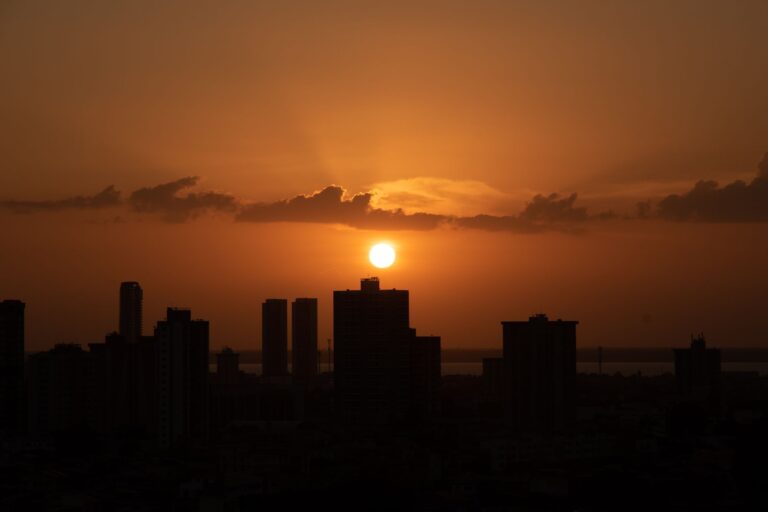 Vista panorâmica da costa de Moçambique com águas cristalinas