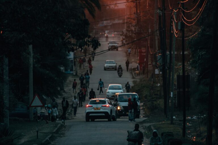 Turistas a caminhar com segurança pelas ruas vibrantes de Maputo em Moçambique