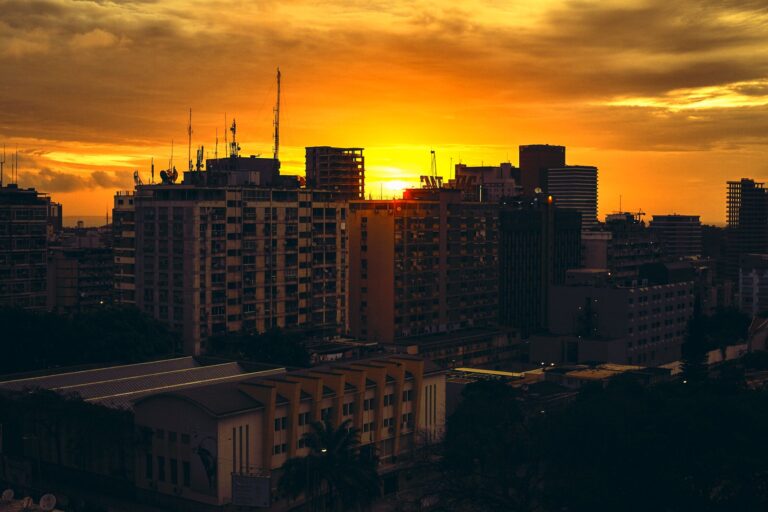 Turista a caminhar com segurança pelas ruas históricas de Maputo em Moçambique