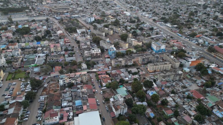 Vistas da cidade de Maputo em Mocambique com transito urbano e edificios historicos