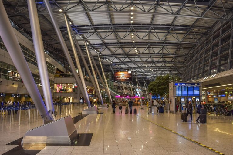 Avião comercial a aterrar no Aeroporto Internacional de Maputo em Moçambique
