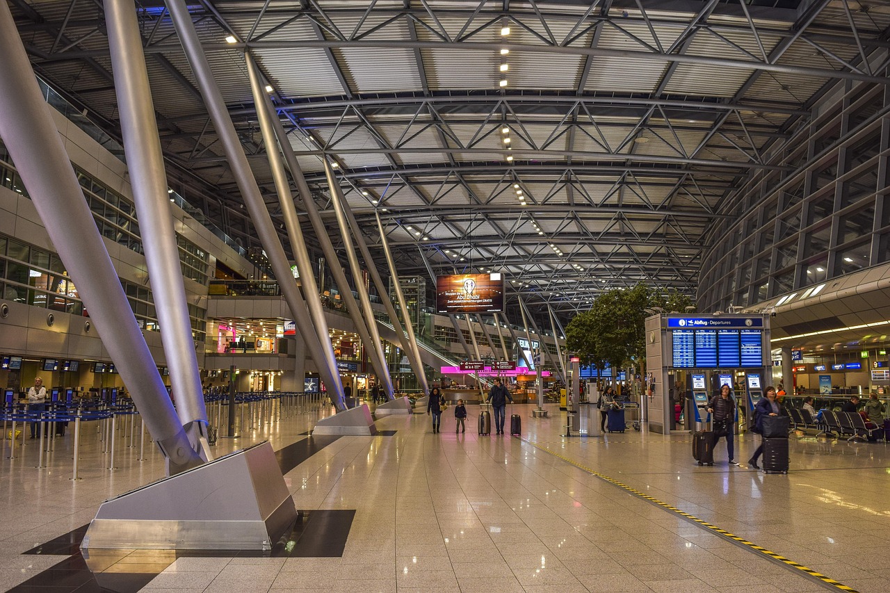 Avião comercial a aterrar no Aeroporto Internacional de Maputo em Moçambique