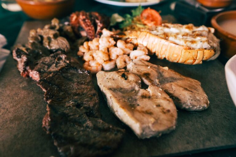 Prato de marisco fresco num restaurante à beira-mar em Maputo Moçambique