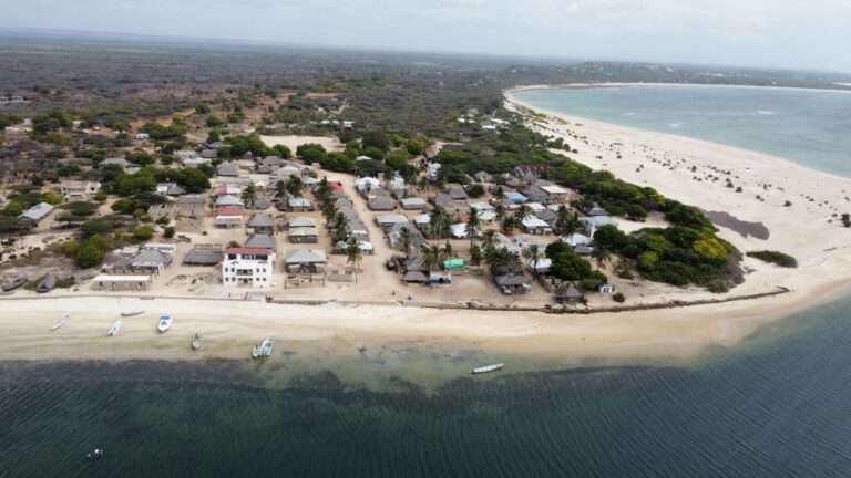 Vista panoramica da Laguna Uembje na Praia do Bilene em Mocambique