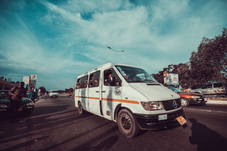 Chapa de transporte público tradicional circulando numa rua movimentada em Maputo, Moçambique