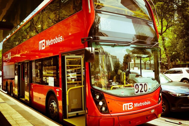 Chapa de transporte público tradicional nas ruas de Maputo em Moçambique