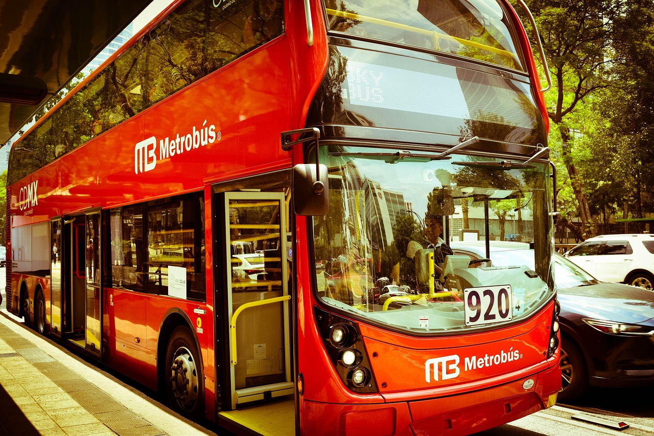 Chapa de transporte público tradicional nas ruas de Maputo em Moçambique