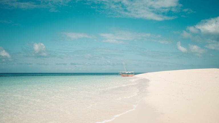 Paisagem deslumbrante do arquipelago das Ilhas Quirimbas em Mocambique com agua turquesa e praias de areia branca