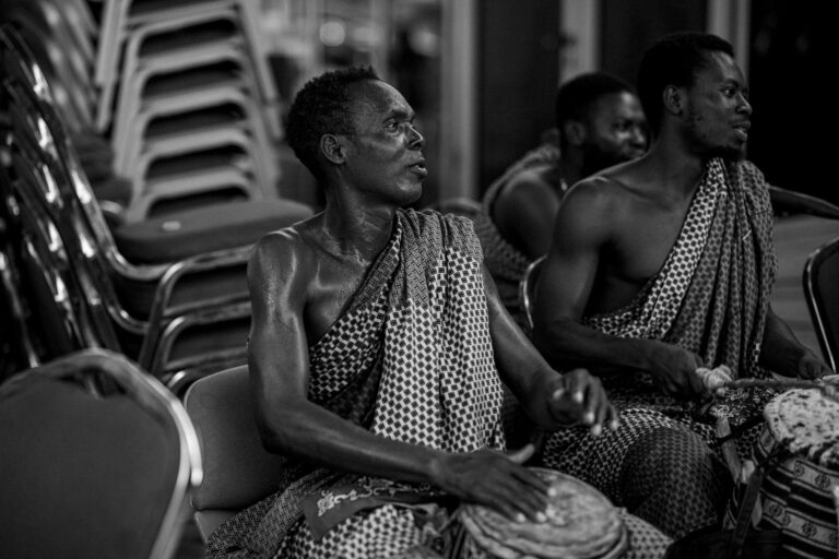 Homens a tocar timbila tradicional em Moçambique