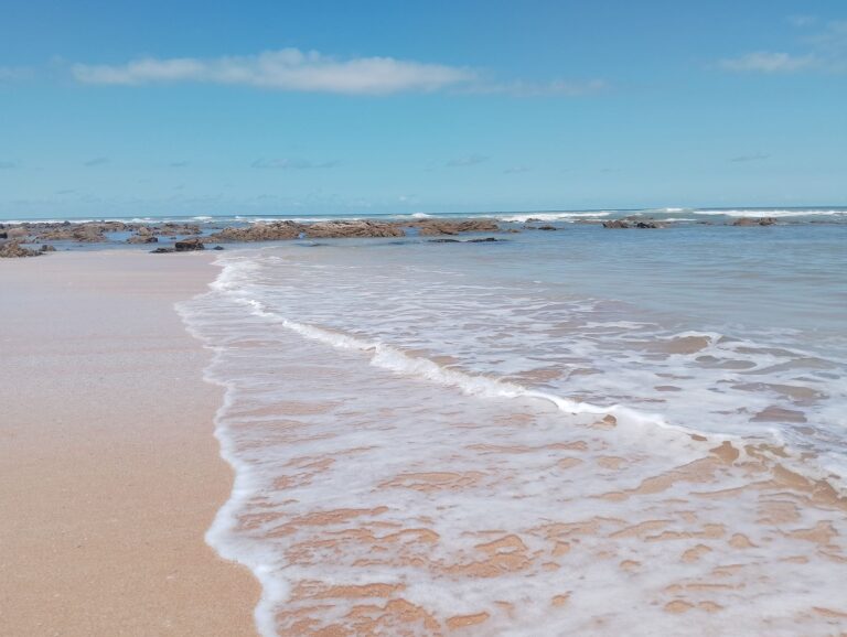 Vista panorâmica da Praia de Tofo com o mar azul e extensas areias brancas em Moçambique