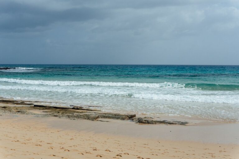 Vista panorâmica da deslumbrante Praia de Tofo com o mar azul-turquesa em Moçambique