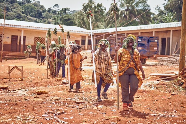 Homens a tocar tambores tradicionais numa cerimonia cultural em Mocambique