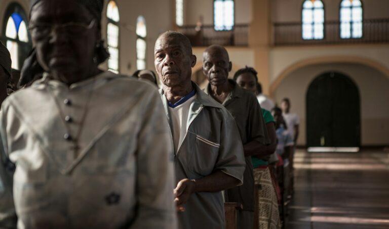 Homens a realizar dança tradicional Mapiko na província de Cabo Delgado em Moçambique