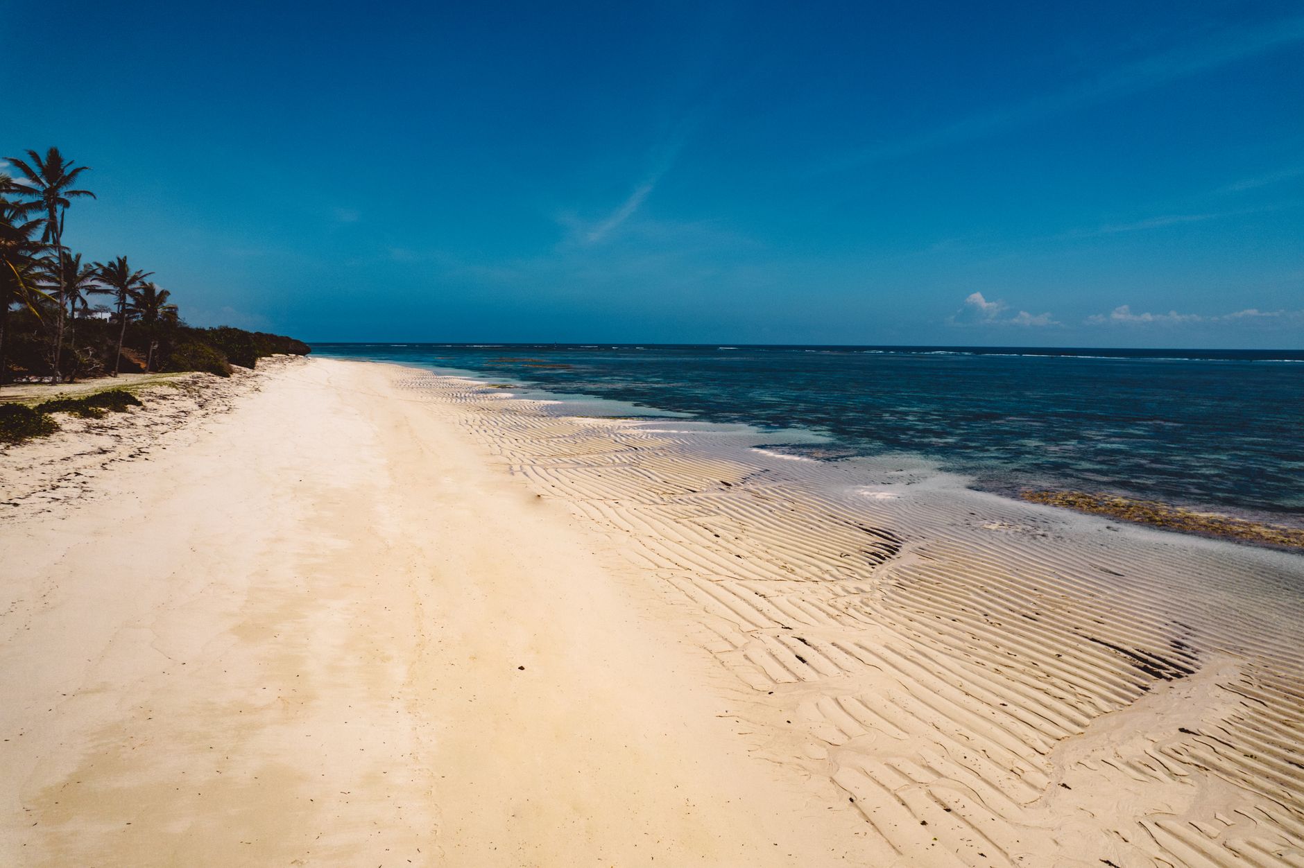 Vista panoramica da extensa Praia de Wimbi com aguas cristalinas em Pemba, Mocambique