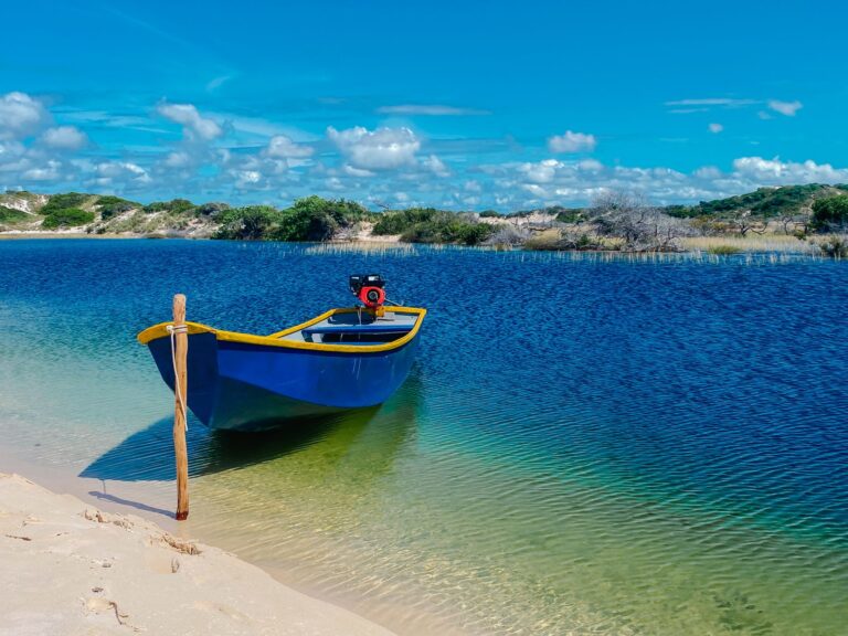 Vista aérea panorâmica das ilhas de dunas de areia branca e águas cristalinas do Arquipélago de Bazaruto em Moçambique