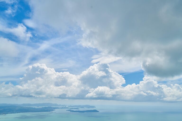Vista aérea das dunas de areia branca e águas turquesa do Arquipélago de Bazaruto em Moçambique