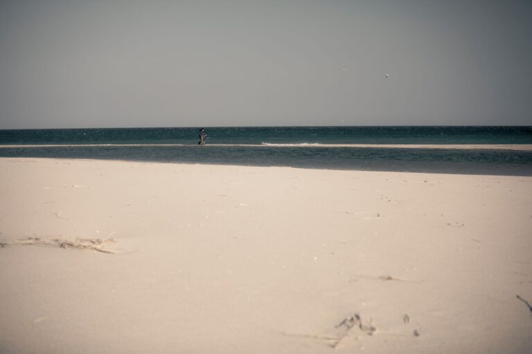 Vista aérea das dunas de areia branca e águas cristalinas do Arquipélago de Bazaruto em Moçambique