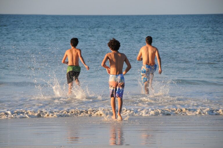 Praia paradisíaca em Moçambique com águas cristalinas e coqueiros