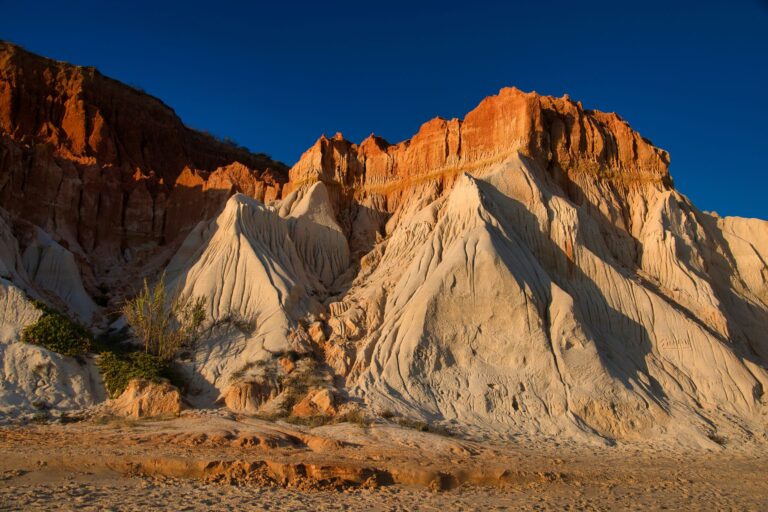 Vista aérea das dunas douradas e águas cristalinas do Arquipélago de Bazaruto em Moçambique