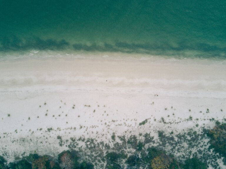 Vista panorâmica da praia de areia branca na Ilha de Benguerra em Moçambique