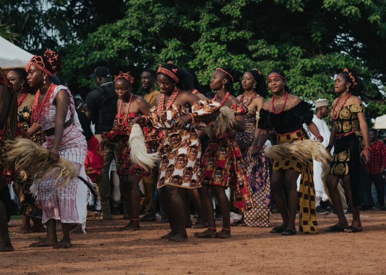 Dancarinos tradicionais em festival cultural em Mocambique