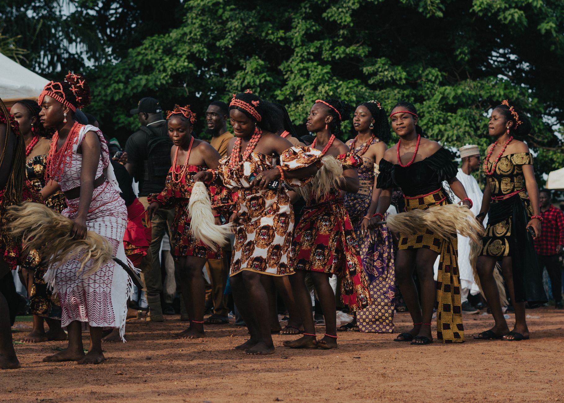 Dancarinos tradicionais em festival cultural em Mocambique