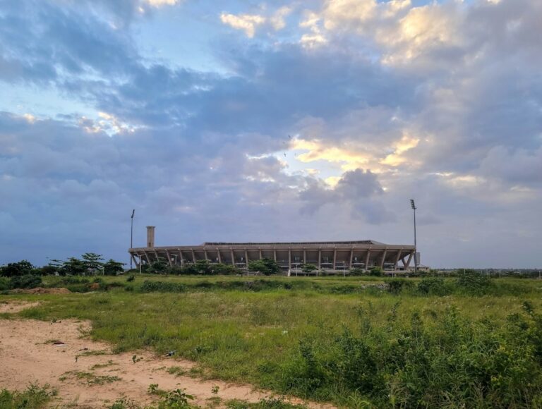 Aviao comercial sobrevoando as paisagens costeiras de Mocambique