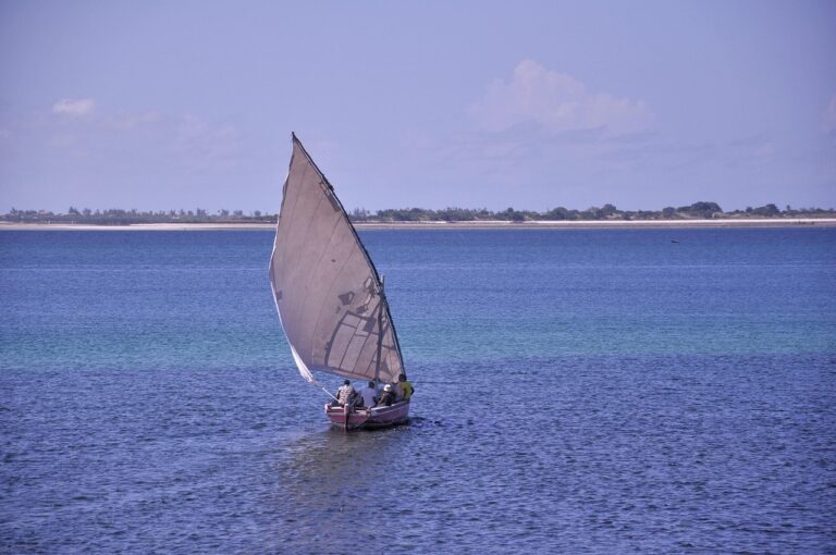 Vista panorâmica da Ilha de Moçambique destacando a sua rica arquitetura histórica e o Oceano Índico