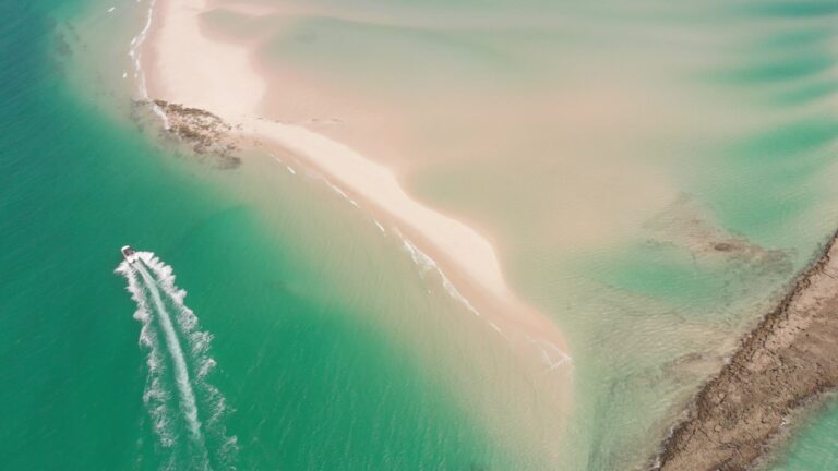Arquitetura histórica e mar azul na Ilha de Moçambique
