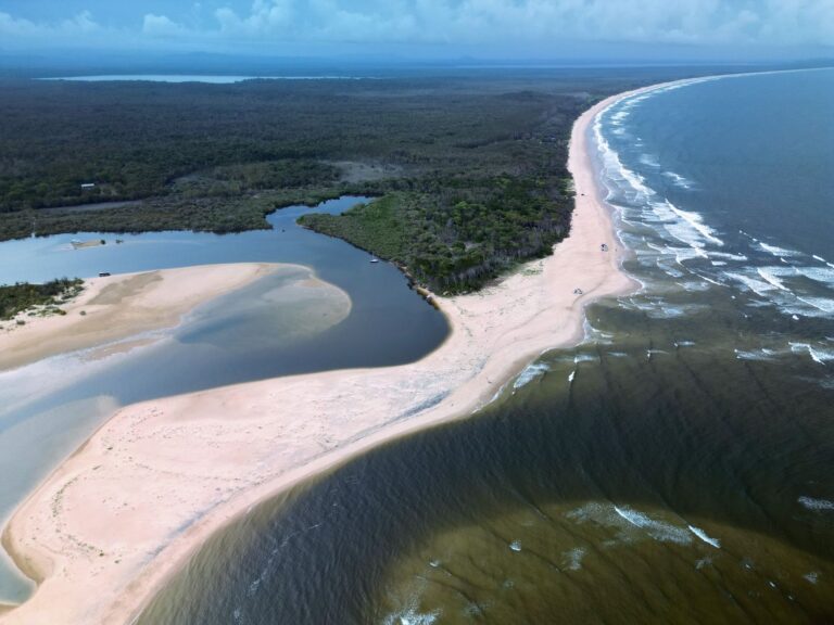 Vista panorâmica das águas cristalinas e praias de areia branca da Ilha de Inhaca em Moçambique