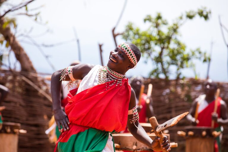 Homem a usar máscara tradicional de madeira do Mapiko na região norte de Moçambique