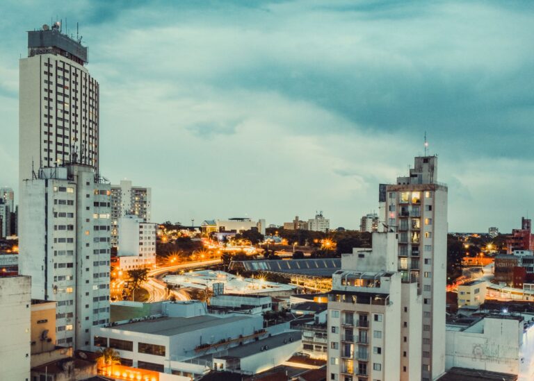 Vista panorâmica da cidade de Maputo em Moçambique com hotéis económicos em destaque