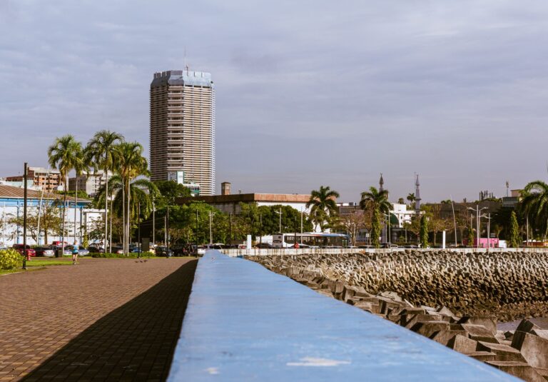 Vista panorâmica das ruas de Maputo em Moçambique com trânsito e edifícios