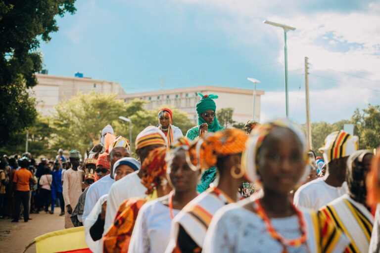 Mulheres moçambicanas vestidas com capulanas tradicionais coloridas num mercado em Maputo