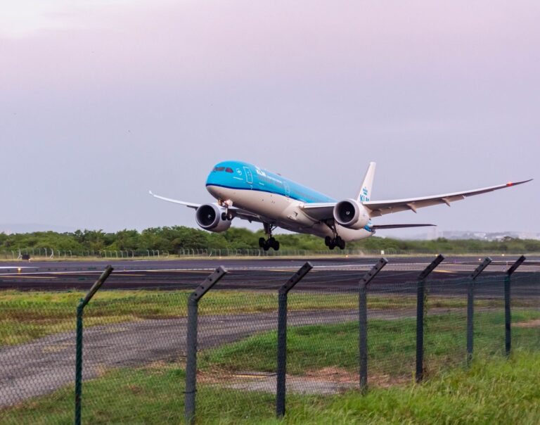 Avião comercial a aterrar no Aeroporto Internacional de Maputo em Moçambique