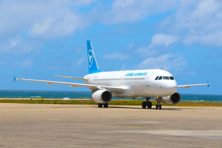 Avião comercial a aterrar no Aeroporto Internacional de Maputo em Moçambique