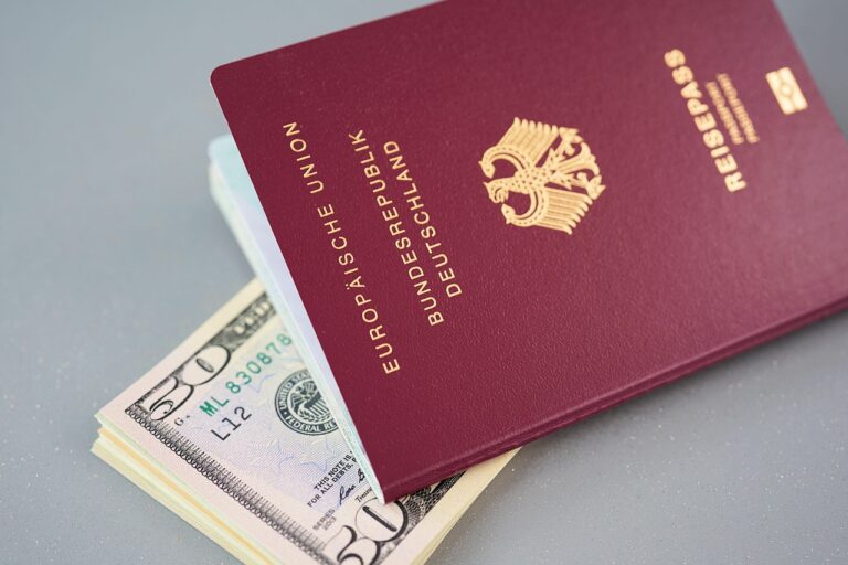 Passaporte e documentos de viagem sobre uma mesa com mapa de Moçambique