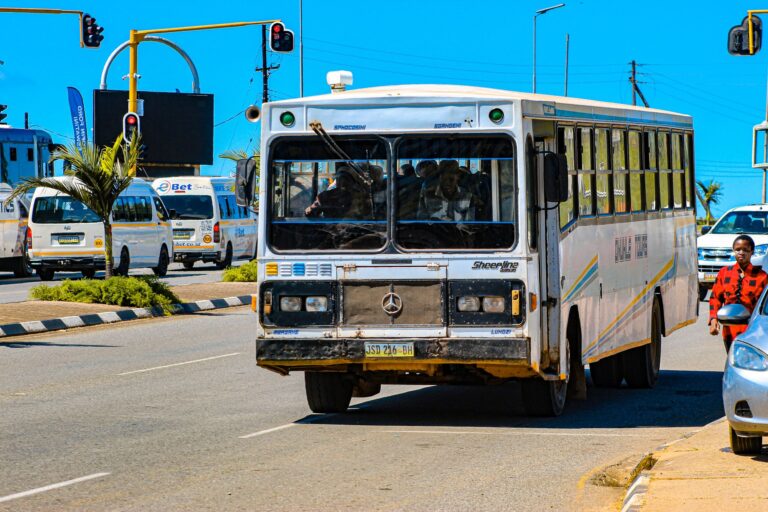 Chapa de transporte público lotada na cidade de Maputo em Moçambique