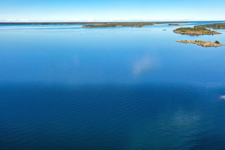 Vista aérea das Ilhas Quirimbas e águas cristalinas do Oceano Índico em Moçambique