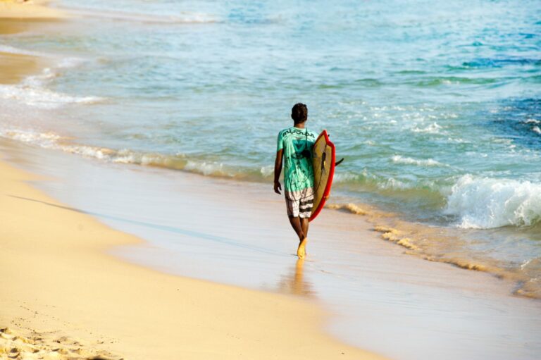 Vista panoramica da deslumbrante Praia de Tofo com o mar azul-turquesa em Inhambane, Mocambique