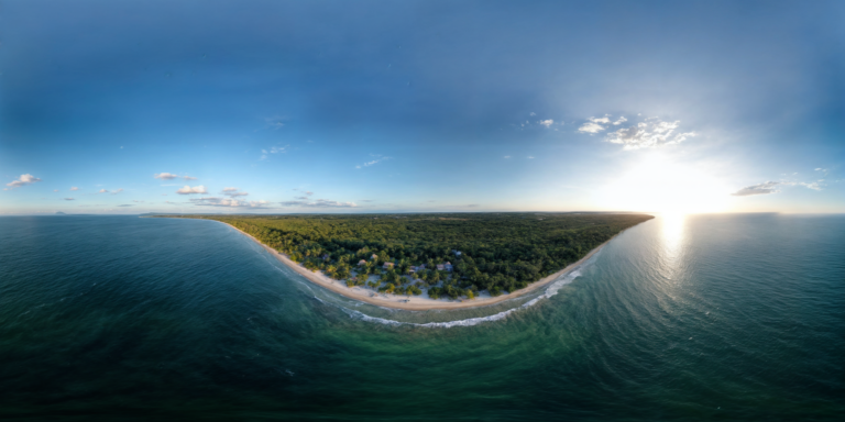 Vista panorâmica de um resort de luxo em frente ao mar azul de Vilankulo em Moçambique